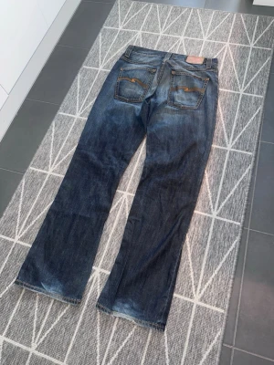 nudie jeans bootcut barry vintage  - Nudie jeans i modellen bootcut barry som inte tillverks längre, frön 2005-2010. Snygga fades och inga skador. För måtten skriv privat och skickas inom 24 timmar