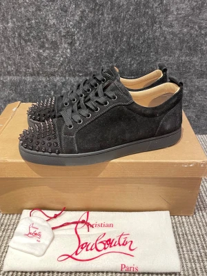 Christian Louboutin skor  - Hej, säljer nu dessa svin snygga Christian Louboutin skor. Skorna är i grymt skick!  Begränsat antal boxar och dustbag. Hör av dig vid frågor.