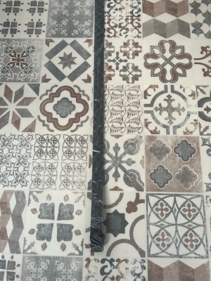 Svart rutigt bälte med metallspänne - Snyggt svart bälte med diskret rutigt mönster och ett stilrent metallspänne. Bältet har en modern look och passar perfekt till jeans eller byxor för en trendig outfit. Materialet känns slitstarkt och bältet har en klassisk design.