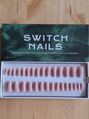 Switch Nails Make Me Blush - Oanvända Switch Nails i formen Almond Short. Modellen/färgen heter Make Me Blush.