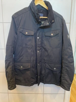 Bondelid jacka - Säljer en riktigt snygg navy jacka från Bondelid som är riktigt bra för kyliga dagar😁.         Strl:M.       Pris:349kr.         Skriv privat vid minsta fundering🤩