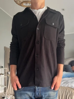 Only & Sons overshirt - En riktigt snygg svart overshirt från Only & Sons. Storleken är M. Tveka inte på att höra av dig vid eventuella frågor och funderingar!😊✌️