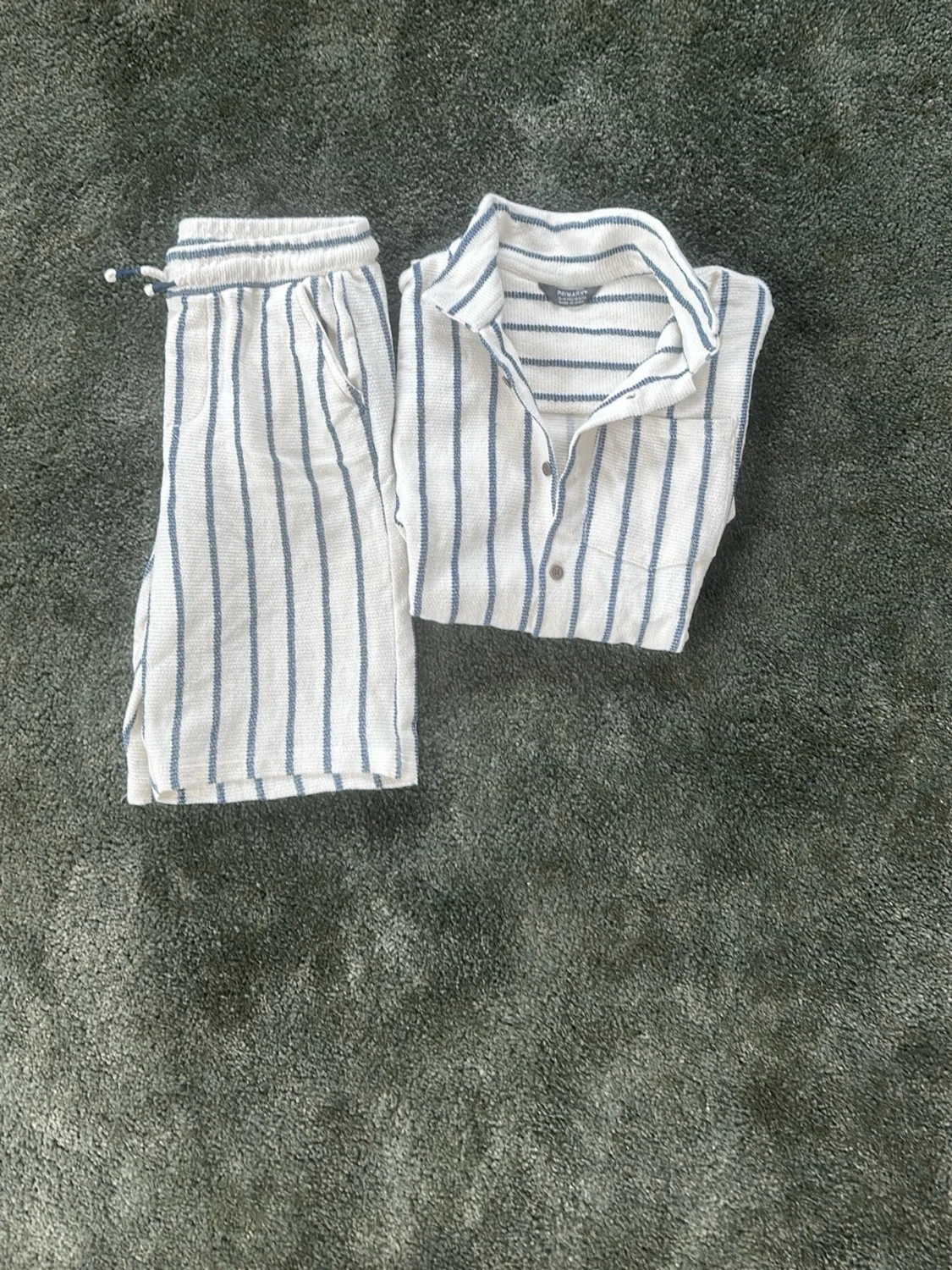 Randig pyjamas med kort ärm och shorts - 1