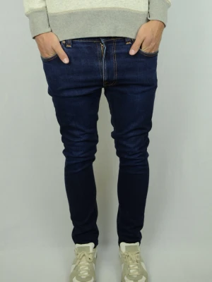 Nudie Lean Dean Jeans  - NUDIE JEANS Storlek : 33/32 - se mått Modell : Lean Dean Mått : A = 41CM - B = 98CM - C = 16CM Användning : Jeansen är i ett väldigt fint skick utan defekter Nypris : Cirka 1600SEK Modellen på bilden : 182CM och väger 73,5KG