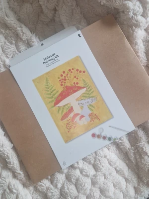 Målningskit Pyssel - Målningskit från med motiv av svampar, ormbunkar och bär. Innehåller förtryckt canvas, pensel och färger i jordnära toner. Perfekt för dig som gillar att skapa egna konstverk och vill ha ett naturinspirerat motiv att måla, eller som present