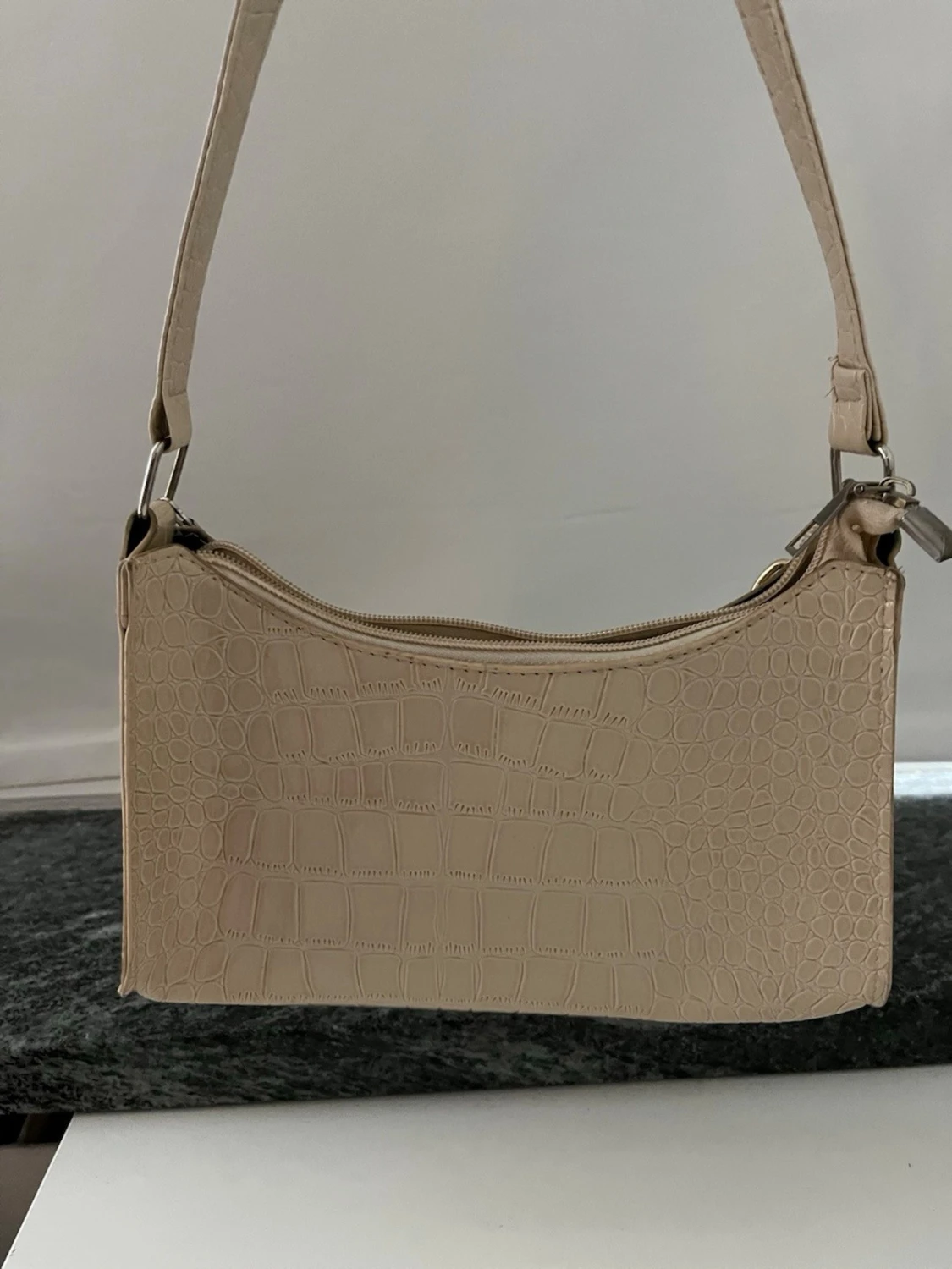 Beige axelväska med kedjedetalj - 5