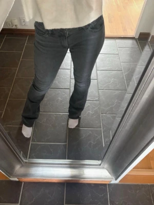 Mörkgrå bootcut jeans - Snygga mörkgrå bootcut jeans med 