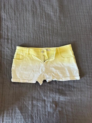 Gula och vita jeansshorts - Snygga shorts i ombre-stil med gul upptill och vit nedtill. Skön passform med låg midja. Perfekta för sommaren, fråga om mått!