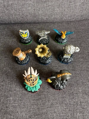 Skylanders Magic Items - 8 st - Skylanders magic items i fint skick!  Sparx Dragonfly Anvil Rain Sky-Iron Shield Groove Machine Battle Hammer Platinum Sheep Rocket Ram Tiki Speaky