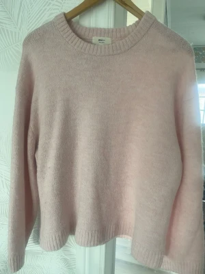 Ljusrosa stickad tröja Gina Tricot - Mysig ljusrosa stickad tröja från Gina Tricot i ullblandning. Tröjan har rund halsringning, långa ärmar och ribbade muddar vid ärmslut och nederkant. Har använt ett par gånger men nu har den inte kommit till användning på ett tag.