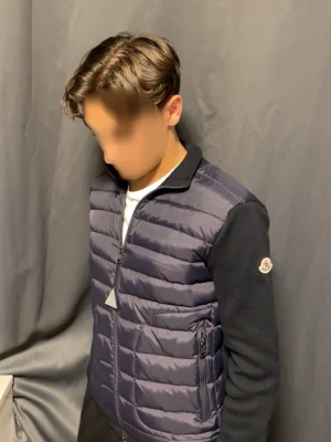 Moncler cardigan  - Säljer en moncler cardigan i storlek M. Jackan är liten i sin storlek och satt inte bra på just mig därför väljer jag att sälja den, annars skulle den sitta perfekt på någon som bär S eller mellan S och M. Priset kan alltid diskuteras vid en snabb affär och äktighets bevis finns :) 