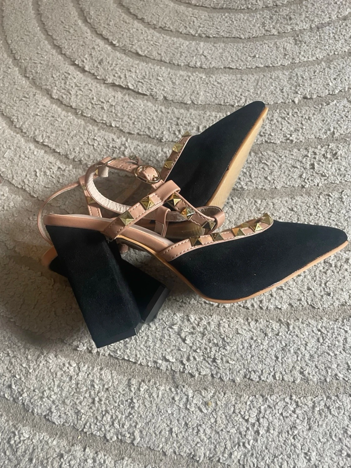 Svarta pumps med nitar och blockklack - 3