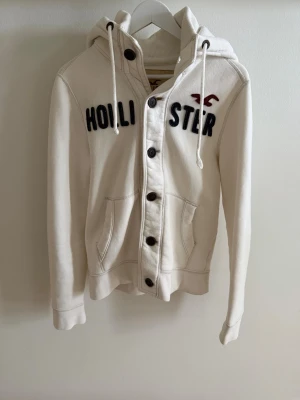 Hollister hoodie - Tja! Säljer min riktigt feta hollister hoodie som är i extremt bra skick knappt använd säljer för att jag rensar min garderob✅.                              skick- 10/10                                                                         Den är storlek M men passar Mellan M/L.