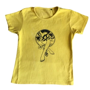 Vintage T-shirt med tryck/ graphic tee/ topp, y2k/ cyber/ alt/ 2000s/ 2000tal/ 00s/ 00tal - Unik gul T-shirt med tryck på! 100% bomull, (obs! Finns en fläck på, se bilder)