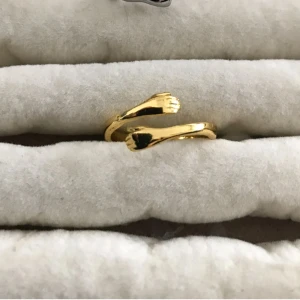 Guldfärgad ring med handdesign  ( rostfritt ) -  Ringen är justerbar och passar de flesta storlekar.( Går ej kombinera med andra erbjudanden)