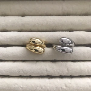 Styck pris  - Massa nya ringar i lager!! Ringarna är guld/silver pläterade och är justerbara vilket innebär att de passar alla! Skötselråd medföljer! Kontakta vid intresse av köp! 💓