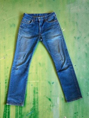 Fräscha Levi’s jeans 514 W32 L34 -  Säljer ett par Levi’s byxor i modell 514. Storlek 32/34.  Paret har använt väl men vårdat. Därav har paret snygga fades, whiskers och honeycomb mönster, något som drar mycket komplimanger!