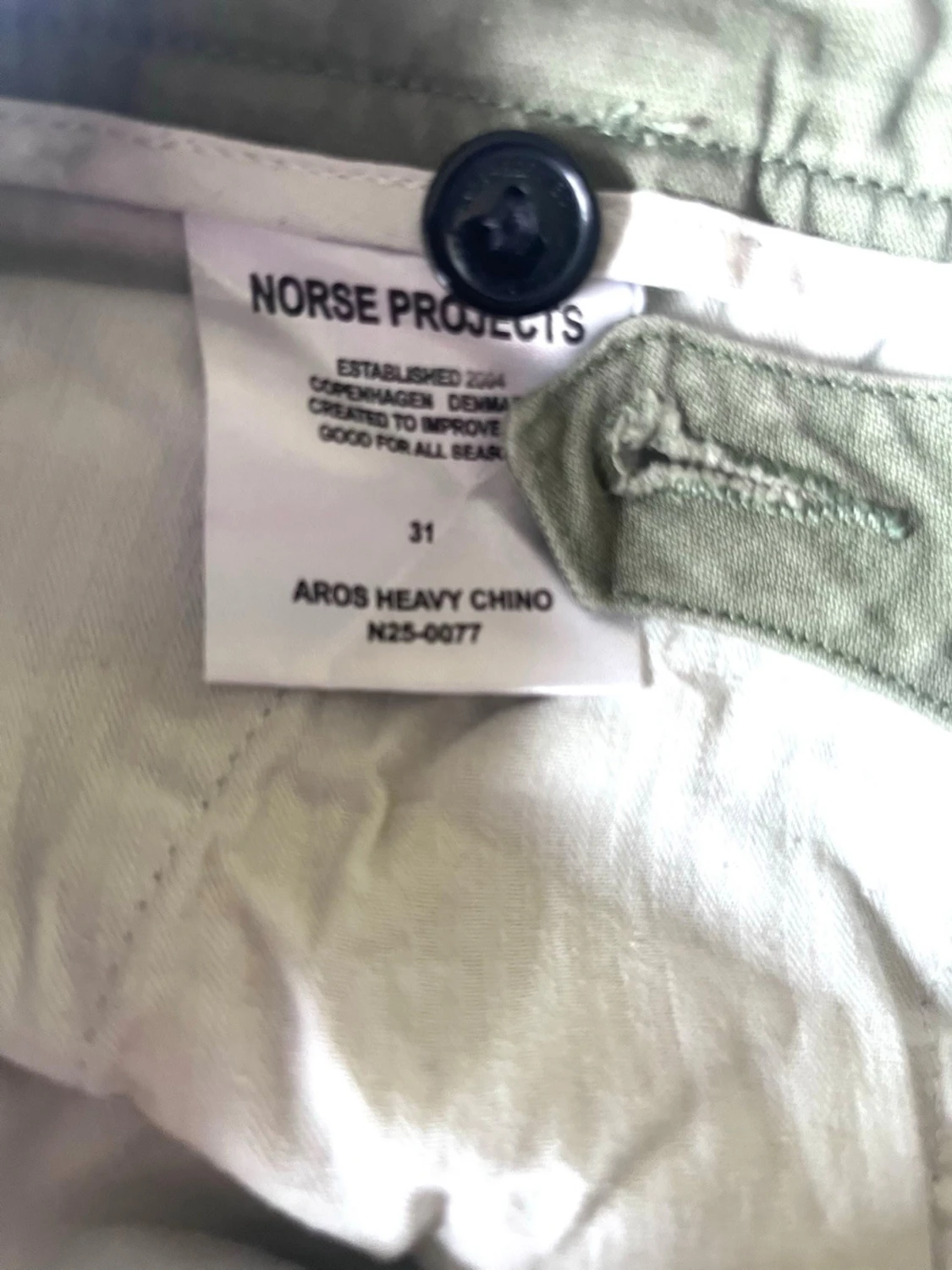 Olivgröna chinos från Norse Projects  - 2