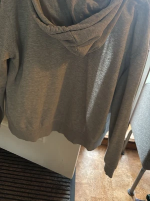 Grå basic hoodie med huva - En enkel och stilren grå hoodie med huva och långa ärmar.  Perfekt för chill dagar eller när du vill ha en avslappnad look. 