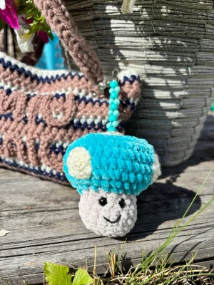 Bagcharm toad 🍄  - Virkad av mig 🌸