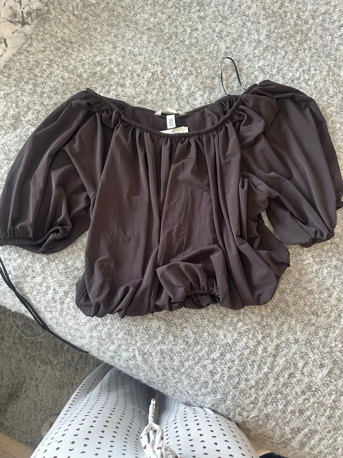 Brun offshoulder blus med puffärm