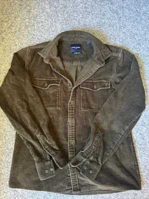 Harry Brown overshirt  - Hej! Säljer nu mitt favorit plagg på grund av att den har blivit för liten. Det är en grön Manchester overshirt från Harry Brown som jag personligen älskar. Den ser kanske lite brunare ut på bilderna men i verkligheten så är den i en riktig schysst grön färg. Tveka inte på att höra av dig vid intresse🙌🙌