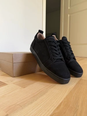 Svarta Christian Louboutins utan spikar - Jag säljer dessa eftersom dem kom lite för stora, ja trodde dem skulle börja passa foten mer över tiden, men funkade inte så, andvända 2 gånger, skriv till mig om du har frågor 