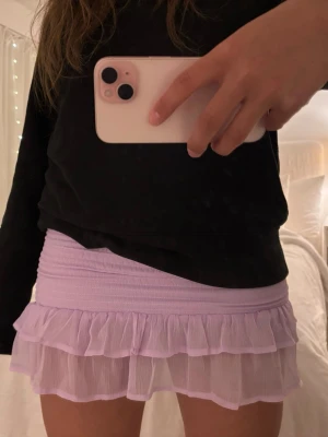 lila kjol bikbok - Lila kjol från bikbok, storlek s. Lite längre modell, men midjan går enkelt att vika upp om du vill ha den kortare. aldrig använd så i ny skick. skriv vid intresse eller frågor 💜