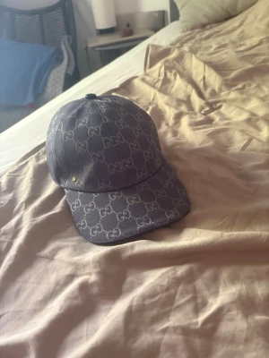 Blå keps - Blå keps. Tillverkad i Italien och har en böjd skärm. Materialet är slitstarkt tyg och insidan har ett vitt svettband för extra komfort. Perfekt för dig som vill ha en exklusiv och trendig look.