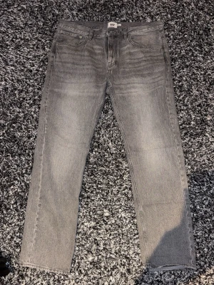 Grå raka jeans från 157 - Snygga grå jeans från 157 med rak passform. Dom är helt oanvända