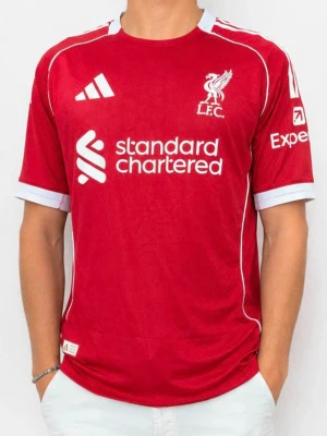 Liverpool 24/25 Hemmatröja - Säljer en Liverpool hemmatröja för säsongen 2025/26 i den klassiska röda färgen. Tröjan är i storlek M och är i mycket fint skick. Den har den stilrena designen med Adidas-logga, Standard Chartered som huvudsponsor och de klassiska detaljerna som gör den till ett måste för alla Liverpool-supportrar.  Perfekt för matchdagar, träning eller som en snygg tröja till vardags.  Hör gärna av dig vid frågor eller om du vill ha fler bilder!