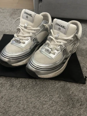 Chanel runners - Perfekt skick inga hål. Har varit använda få gånger. Perfekt för sommaren storlek 42 kommer med Chanel påse.