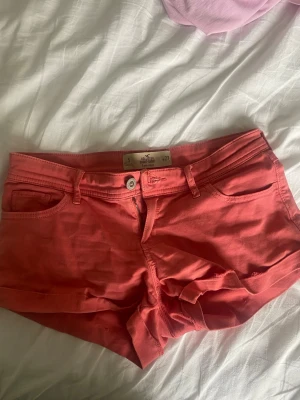 Korallfärgade shorts från Hollister - Snygga korallfärgade shorts från Hollister.