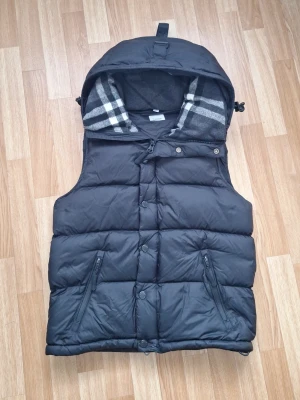 Märke jacka  - Den är stylish cool och ny.( ÄR I  BRA FORM)inga hål eller något.  (PRISET Kan förhandlas)