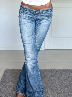 Wrangler jeans - Midjemått: 36cm rakt över, innerbenslängd: 81cm 💗
