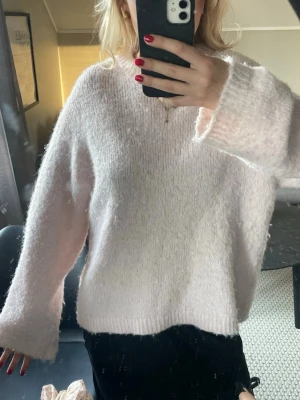 Ljusrosa fluffig stickad tröja - Mysig ljusrosa stickad tröja med oversized passform och långa ärmar💕💕 strlk XS