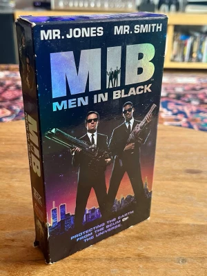 Slipcase VHS MIB - Snygg slipcase för MIB. Gott skick. Erbjuder 20% rabatt vid köp av 2 varor 