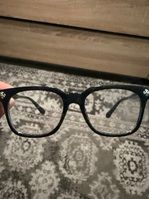 Chrome hearts glasögon - Säljer nu mina chrome hearts glasögon då de inte kommer till användning. Blåljus glasögon och väldigt snygga. Pris kan diskuteras!