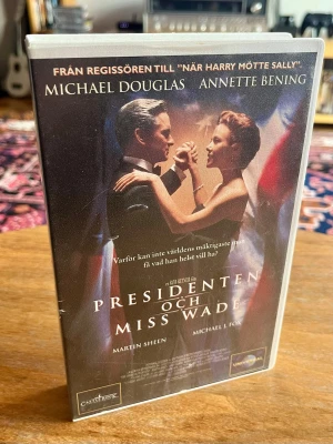 Ex-rental VHS Presidenten och Miss Wade - Ex-rental i gott skick. Erbjuder 20% rabatt vid köp av 2 varor och upp