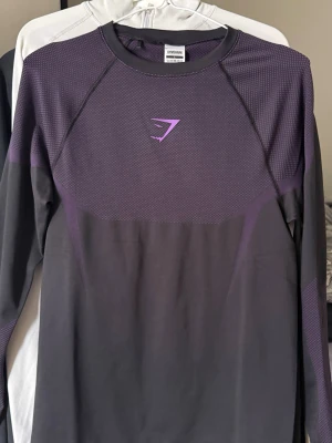 Onyx V5 Long Sleeve lila - Onyx V5 Long Sleeve i färg lila 💜. Den nya färgen dom släppte. Tröjan är i storlek L och jag säljer den då jag aldrig använt den. 