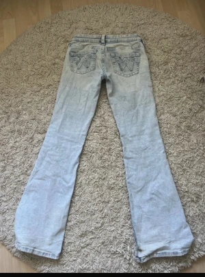 Ljusblå bootcut jeans från Wrangler - Säljer ett par ljusblå bootcut jeans från Gina tricot. Runaway modellen, Stl 170/S superbra skick. Väldigt Lågmidjade 