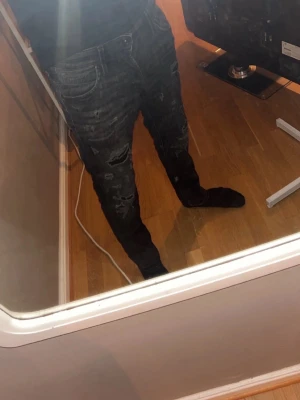 Jack and Jones jeans  - Säljer dessa jeans då dom inte kommer till användning längre, riktigt snygga slitningar. Köpte för 1000 och säljer dom för endast 500. Storlek W27 men sitter perfekt som 28 och L30