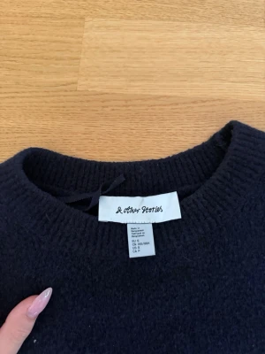 Stickad tröja mörkblå❤️ - Jättefin mörkblå stickad tröja från &otherstories. Knappt använd och i nyttskick. Storlek S.🥰❤️