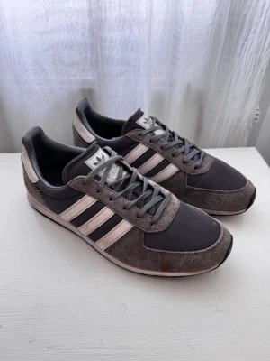 Adidas skor  - Adidas skor, skick: kolla bilderna. storlek:42   , kom med frågor! inget annat ingår tyvärr. 