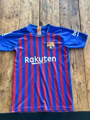 Barcelona Messi matchtröja - Tja säljer Barcelonas hemmatröja som användes säsongen 2018/2019. Med trycket *10 Messi*på ryggen också!  En tråkig grej är att stygnen runt halsen inte är helt perfekta (se på bild 5) men påverkar inte tröjan på något sätt alls.  Det är bara att höra av er vid frågor!⚽️🇦🇷