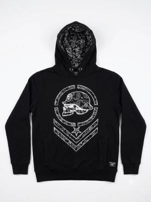 Svart hoodie Metal Mulisha med tryck - Svart hoodie från Metal Mulisha med stort vitt tryck av dödskalle med hjälm och stjärna på bröstet. Huvan har paisleymönstrat foder och metallöljetter vid snörningen. Materialet är mjukt och bekvämt, perfekt för en streetwear-look.