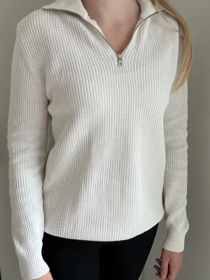 Zara half-zip tröja - vit, M - Vit tröja med halfzip-krage från Zara. Tröjan är i mycket bra skick utan tydliga tecken på användning. Normal passform. Tröjan är i ett grovstickat material.