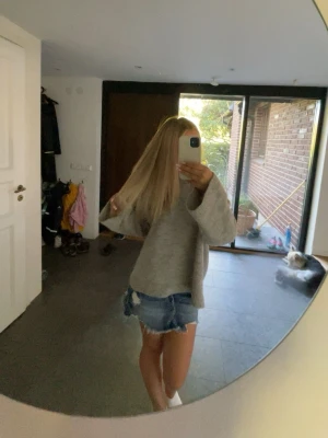 Blå sliten jeanskjol med fransar - Skitsnygg jeanskjol från Gina (förra sommaren). Storlek xs. Använd fåtal gånger.