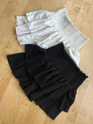 2 volangkjolar - 2 volangkjolar i svart och vitt i storlek XS, men passar S med. Mycket bra skick! 150kr/st eller båda för 270 kr🌸