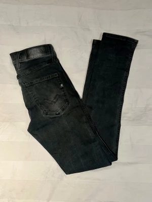Svarta  jeans från Replay - Säljer ett par svarta slim jeans från Replay med klassisk femficksdesign och knappgylf! 27/32! Kontakta om frågor! 